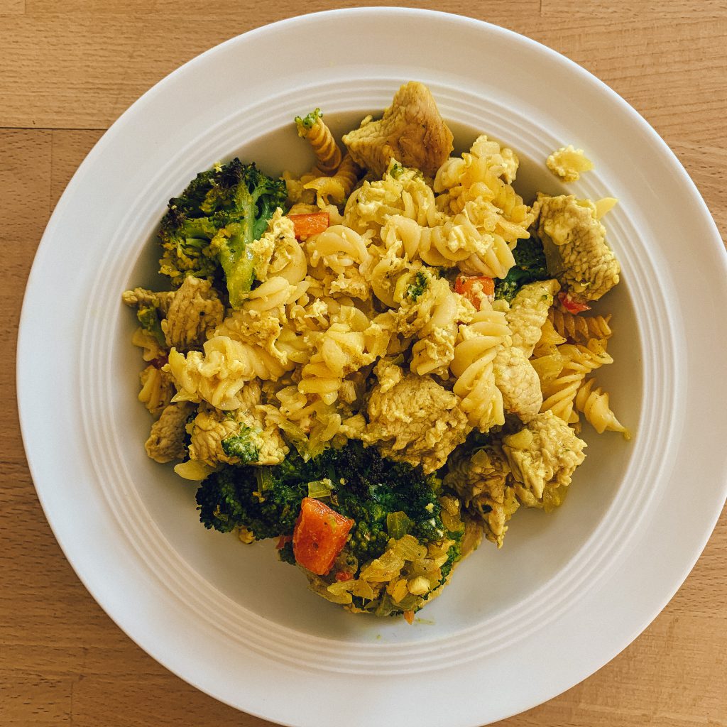 Glutenfreier Nudelauflauf mit Brokkoli und Pute • healthymichelle.com